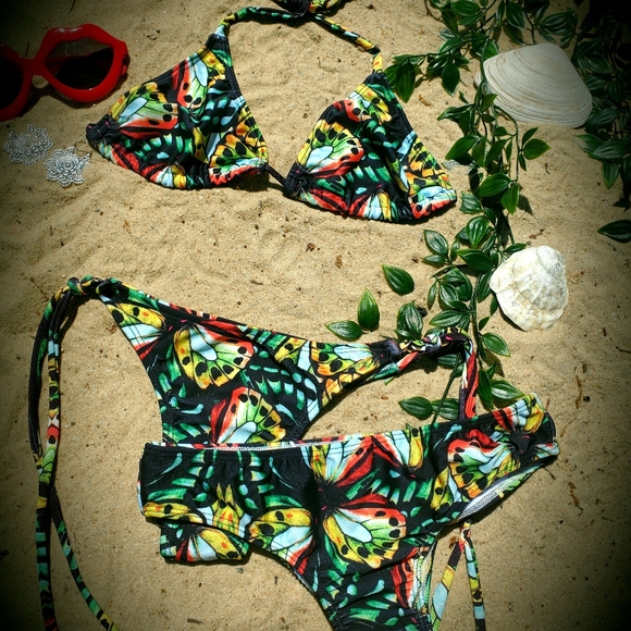 Bikinis - Picture 6 of 16